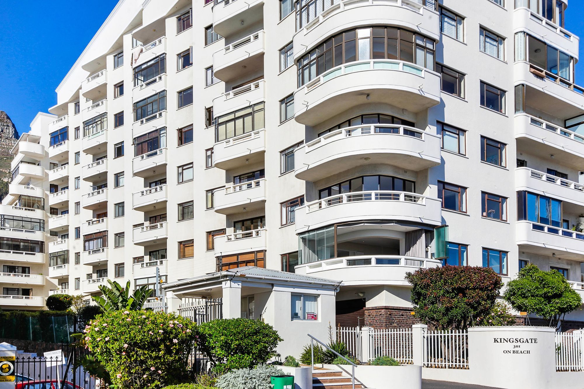 Backup Powered Sea View Apartment On The Promenade Kaapstad Buitenkant foto